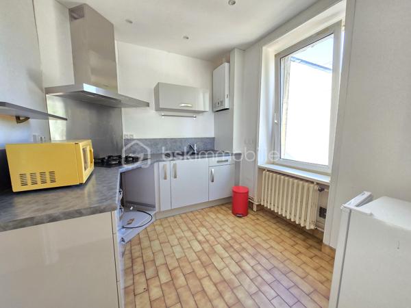 Bel Appartement de 120m² avec terrain à Nevers

Situé à deux pas du cœur du centre ville de Nevers proche de toutes commodités, vous serez conquis par ce bel appartement de type T5 en duplex , située au premier et second étage d'une maison de ville du XIXe, d'une surface Loi Carrez de 120 m², le tout agrémenté d'une cave indépendante de 19m² et d'un terrain privatif de 65m².
Cet appartement propose une entrée indépendante sur l'escalier qui mène à la partie privative dont le palier dessert toutes les pièces.
Le premier étage se compose d'un grand espace de salon séjour de 29m², une belle cuisine indépendante et aménagée avec une semi ouverture sur le séjour pour cuisiner devant ses convives,
Un dégagement dessert toutes les autres pièces du premier niveau, tout dabord un wc indépendant, un espace bureau ou petite chambre de 8,5m², une  salle d'eau de 5m², ainsi qu'une chambre de 12 m² qui dispose d'un placard dressing.
Un autre escalier mène au second étage qui proposera 3 chambres supplémentaires de 10, 15 et 22m², la dernière véritable suite parentale proposera placards dressings, salle d'eau et wc privatifs. 
Côté pratique, cet appartement bénéficie d'un grande cave et d'un terrain privatif sans vis à vis de 65m² avec terrasse en bois .

Tous les sols de cet appartement sont en parquet chêne authentique (palier séjour et couloir) en parquet (chambres) et en carrelage (cuisine, salle d'eau wc),
Cet appartement est équipée d'une isolation bois type survitrage sur tout les ouvrants avec volets bois standards.

Cet appartement propose un chauffage de type chaudière au gaz de ville récente (2018) .
Côté énergie, cet appartement propose un diagnostic de performance énergétique en D (donc économique), ainsi qu'en D en émission de gaz à effet de serre.

Côté charge de copropriété, cet immeuble a la chance de bénéficier d'un syndic bénévole donc peu de charges de copropriété  , aucun travaux n'est envisager.

Atout de cet appartement :
Son emplacement idéal et très recherché proche de l'hyper centreville de Nevers.
Son charme avec son aménagement intérieur, son organisation intérieur, ses grands volumes de pièces, ses 4 chambres et son bureau, son terrain et ses faibles charges de copropriété

Photos supplémentaires disponibles sur BSK IMMOBILIER > Nos conseillers > Olivier FRESLON
Pour tout renseignement complémentaire ou pour une visite, contactez nous au 07.62.78.13.13

Emplacement privilégié et atouts incontestables, venez découvrir ce bel appartement sans tarder, c'est une très belle opportunit à ne pas rater!!!