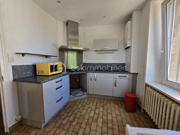 Bel Appartement de 120m² avec terrain à Nevers

Situé à deux pas du cœur du centre ville de Nevers proche de toutes commodités, vous serez conquis par ce bel appartement de type T5 en duplex , située au premier et second étage d'une maison de ville du XIXe, d'une surface Loi Carrez de 120 m², le tout agrémenté d'une cave indépendante de 19m² et d'un terrain privatif de 65m².
Cet appartement propose une entrée indépendante sur l'escalier qui mène à la partie privative dont le palier dessert toutes les pièces.
Le premier étage se compose d'un grand espace de salon séjour de 29m², une belle cuisine indépendante et aménagée avec une semi ouverture sur le séjour pour cuisiner devant ses convives,
Un dégagement dessert toutes les autres pièces du premier niveau, tout dabord un wc indépendant, un espace bureau ou petite chambre de 8,5m², une  salle d'eau de 5m², ainsi qu'une chambre de 12 m² qui dispose d'un placard dressing.
Un autre escalier mène au second étage qui proposera 3 chambres supplémentaires de 10, 15 et 22m², la dernière véritable suite parentale proposera placards dressings, salle d'eau et wc privatifs. 
Côté pratique, cet appartement bénéficie d'un grande cave et d'un terrain privatif sans vis à vis de 65m² avec terrasse en bois .

Tous les sols de cet appartement sont en parquet chêne authentique (palier séjour et couloir) en parquet (chambres) et en carrelage (cuisine, salle d'eau wc),
Cet appartement est équipée d'une isolation bois type survitrage sur tout les ouvrants avec volets bois standards.

Cet appartement propose un chauffage de type chaudière au gaz de ville récente (2018) .
Côté énergie, cet appartement propose un diagnostic de performance énergétique en D (donc économique), ainsi qu'en D en émission de gaz à effet de serre.

Côté charge de copropriété, cet immeuble a la chance de bénéficier d'un syndic bénévole donc peu de charges de copropriété  , aucun travaux n'est envisager.

Atout de cet appartement :
Son emplacement idéal et très recherché proche de l'hyper centreville de Nevers.
Son charme avec son aménagement intérieur, son organisation intérieur, ses grands volumes de pièces, ses 4 chambres et son bureau, son terrain et ses faibles charges de copropriété

Photos supplémentaires disponibles sur BSK IMMOBILIER > Nos conseillers > Olivier FRESLON
Pour tout renseignement complémentaire ou pour une visite, contactez nous au 07.62.78.13.13

Emplacement privilégié et atouts incontestables, venez découvrir ce bel appartement sans tarder, c'est une très belle opportunit à ne pas rater!!!