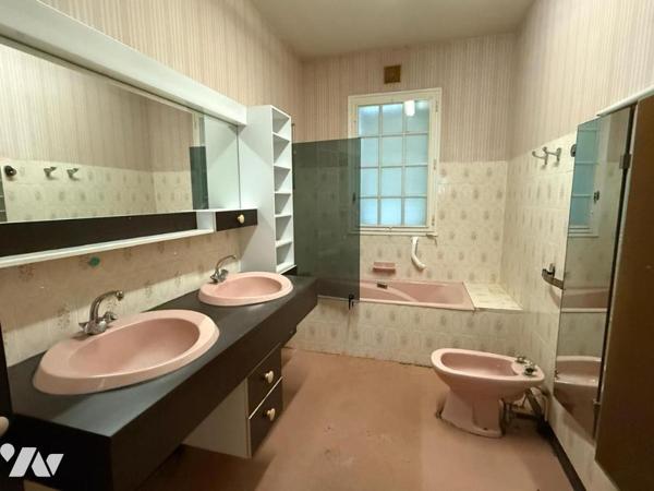 Maison à fort potentiel (300m² au sol), sur un grand terrain calme aux portes de Tours