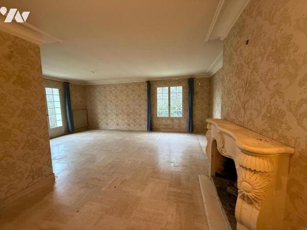 Maison à fort potentiel (300m² au sol), sur un grand terrain calme aux portes de Tours