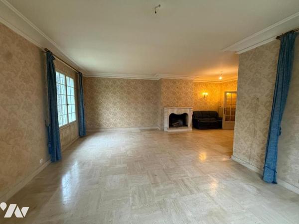 Maison à fort potentiel (300m² au sol), sur un grand terrain calme aux portes de Tours