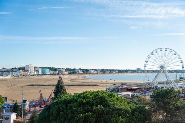 Vue spectaculaire sur la baie de Royan. Un duplex unique sur le front de mer
