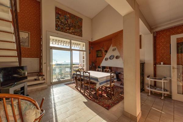 Vue spectaculaire sur la baie de Royan. Un duplex unique sur le front de mer