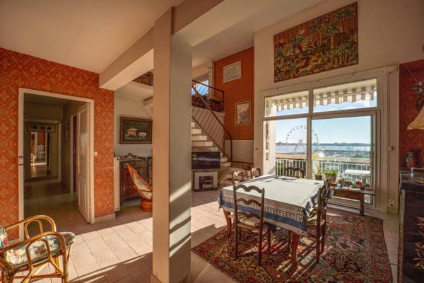 Vue spectaculaire sur la baie de Royan. Un duplex unique sur le front de mer