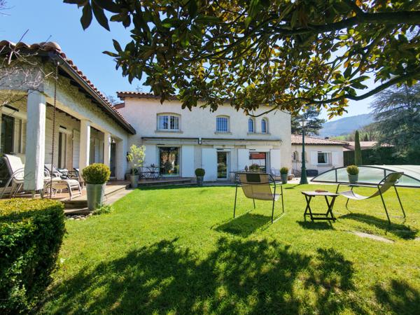 Saint-Chamond (42400) Belle propriété de 222m² sur 2255 m² de terrain arboré avec piscine dans un secteur privilégié