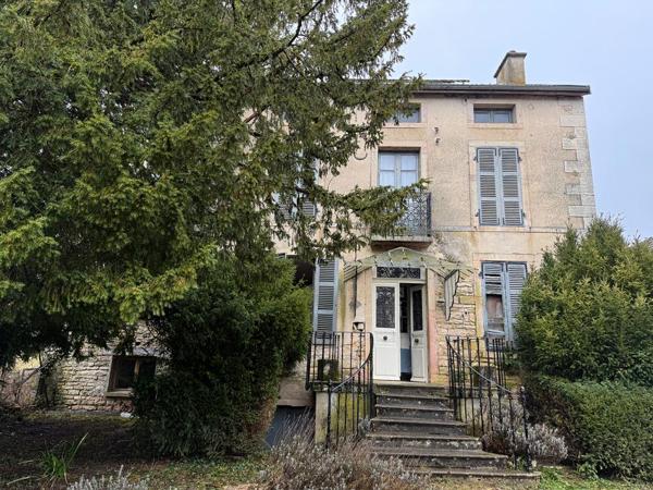 Maison de caractère avec nombreuses dépendances sur 27 523 m2 de terrain au bord de l'eau