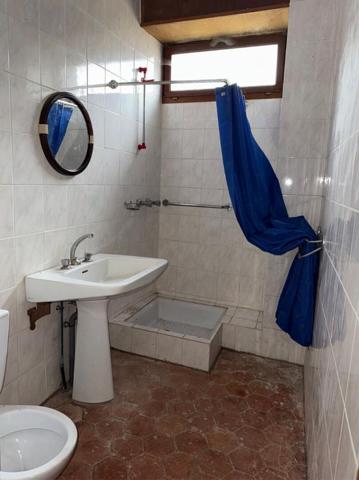 Maison de caractère avec nombreuses dépendances sur 27 523 m2 de terrain au bord de l'eau