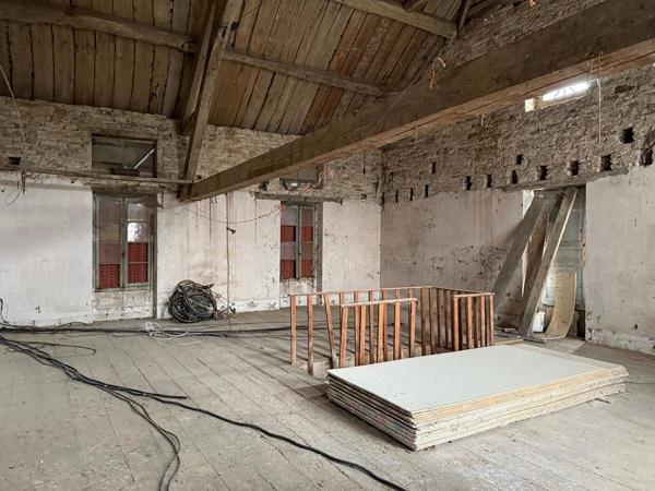 Maison de caractère avec nombreuses dépendances sur 27 523 m2 de terrain au bord de l'eau