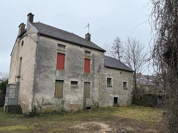 Maison de caractère avec nombreuses dépendances sur 27 523 m2 de terrain au bord de l'eau
