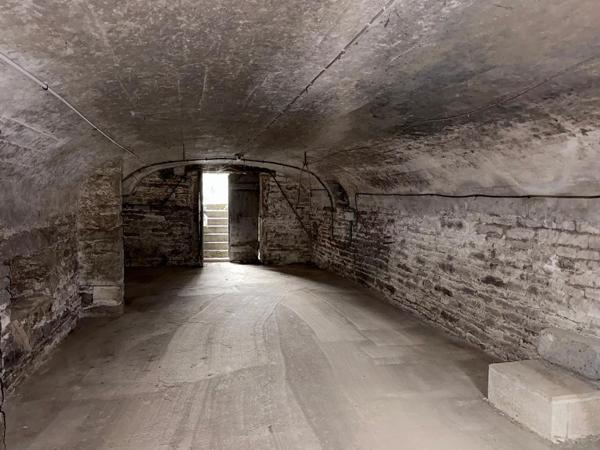 Maison de caractère avec nombreuses dépendances sur 27 523 m2 de terrain au bord de l'eau