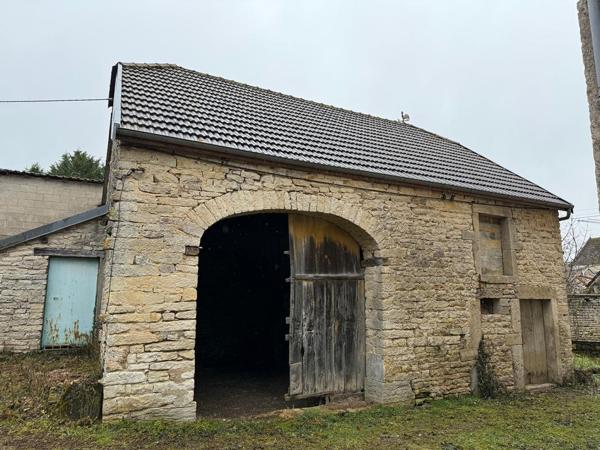 Maison de caractère avec nombreuses dépendances sur 27 523 m2 de terrain au bord de l'eau