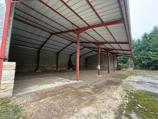 Maison de caractère avec nombreuses dépendances sur 27 523 m2 de terrain au bord de l'eau