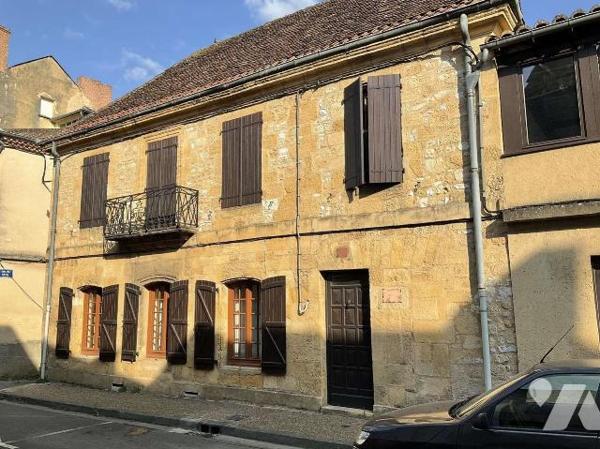 A VENDRE : Belle maison de ville en pierre avec cour intérieure composée au rez-de-chaussée : e...