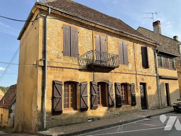 A VENDRE : Belle maison de ville en pierre avec cour intérieure composée au rez-de-chaussée : e...