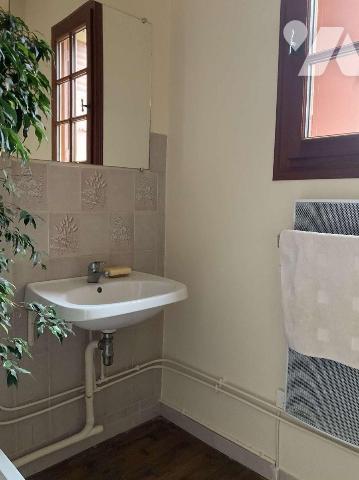 A VENDRE : Belle maison de ville en pierre avec cour intérieure composée au rez-de-chaussée : e...