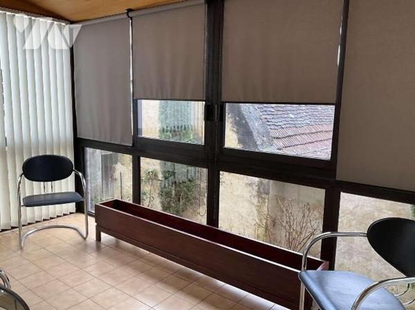 A VENDRE : Belle maison de ville en pierre avec cour intérieure composée au rez-de-chaussée : e...