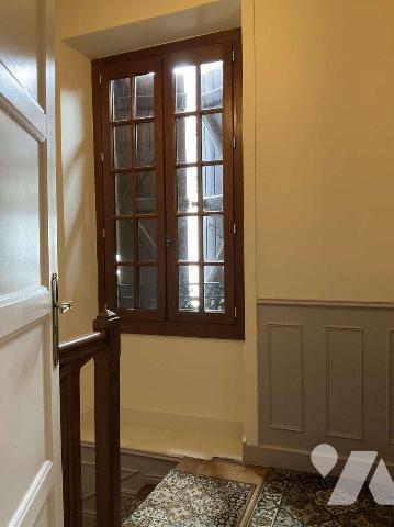 A VENDRE : Belle maison de ville en pierre avec cour intérieure composée au rez-de-chaussée : e...