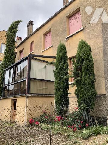 A VENDRE : Belle maison de ville en pierre avec cour intérieure composée au rez-de-chaussée : e...
