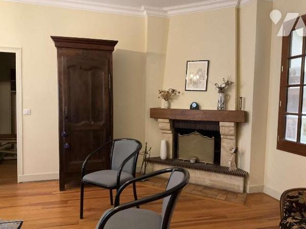 A VENDRE : Belle maison de ville en pierre avec cour intérieure composée au rez-de-chaussée : e...