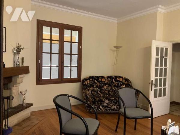 A VENDRE : Belle maison de ville en pierre avec cour intérieure composée au rez-de-chaussée : e...