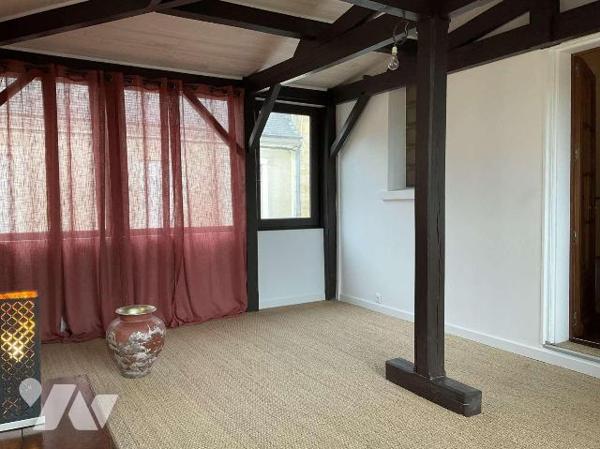 A VENDRE : Belle maison de ville en pierre avec cour intérieure composée au rez-de-chaussée : e...