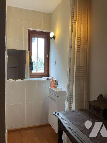 A VENDRE : Belle maison de ville en pierre avec cour intérieure composée au rez-de-chaussée : e...