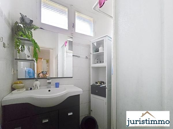 Orange (84100) Maison avec potentiel des années 1960 en R+1 sur un terrain de 431m² située Orange Sud