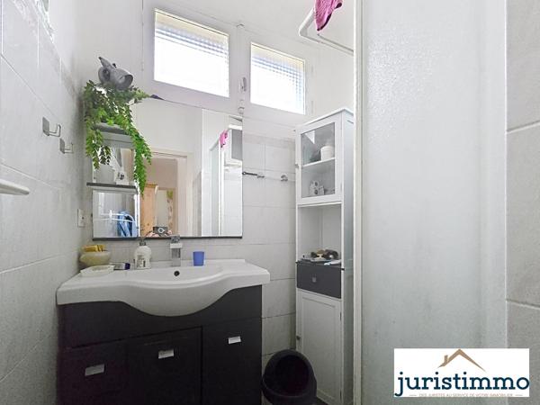 Orange (84100) Maison avec potentiel des années 1960 en R+1 sur un terrain de 431m² située Orange Sud