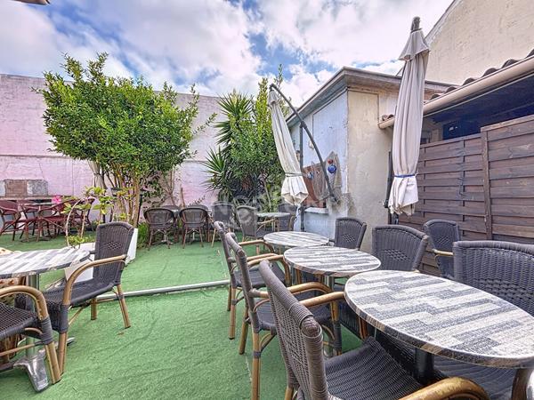 LE GRAU DU ROI - FONDS DE COMMERCE + GRAND LOGEMENT DE 110 M² - SECTEUR VILLE