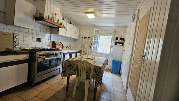 Tonneins (47400) Maison 100m² sur sous sol de 100m² avec dépendances, bergerie, ruisseau sur terrain 9400 m² arboré.