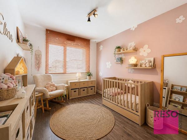 Belle maison familiale avec jardin, vue dégagée et prestations soignées