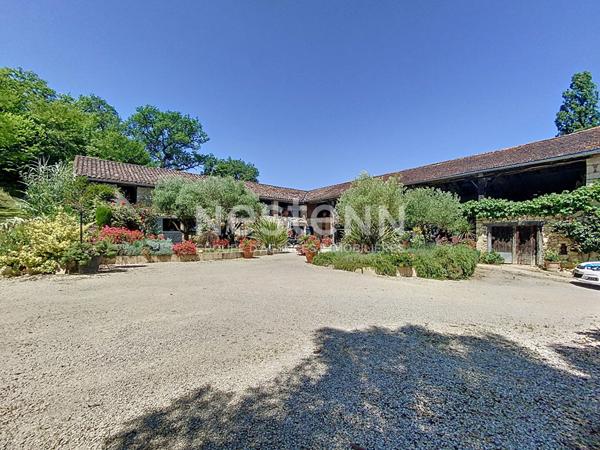 A vendre Propriété d'exception à 5minutes de Seissan avec son gite sur un terrain verdoyant et fleuri