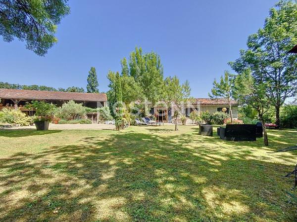 A vendre Propriété d'exception à 5minutes de Seissan avec son gite sur un terrain verdoyant et fleuri