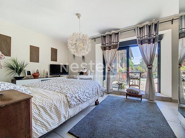 A vendre Propriété d'exception à 5minutes de Seissan avec son gite sur un terrain verdoyant et fleuri