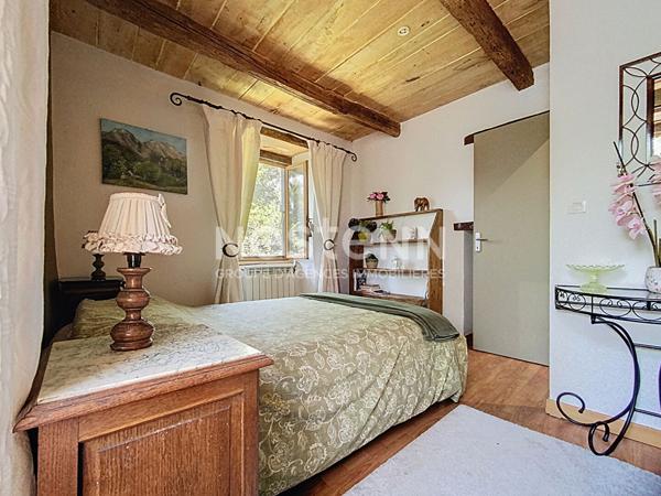 A vendre Propriété d'exception à 5minutes de Seissan avec son gite sur un terrain verdoyant et fleuri