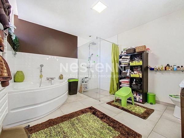 A vendre Propriété d'exception à 5minutes de Seissan avec son gite sur un terrain verdoyant et fleuri