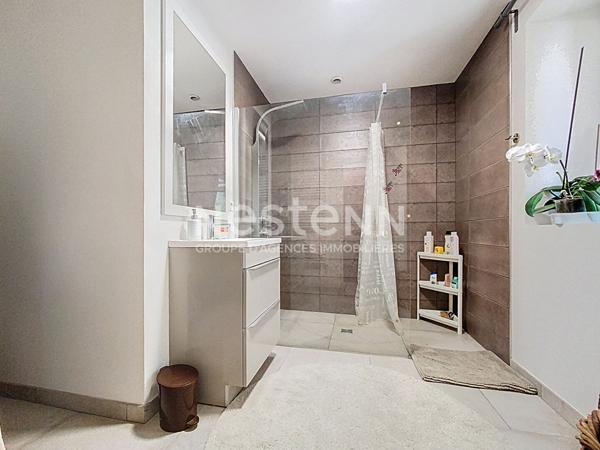 A vendre Propriété d'exception à 5minutes de Seissan avec son gite sur un terrain verdoyant et fleuri