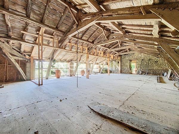 A vendre Propriété d'exception à 5minutes de Seissan avec son gite sur un terrain verdoyant et fleuri