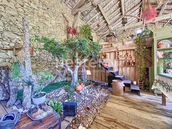 A vendre Propriété d'exception à 5minutes de Seissan avec son gite sur un terrain verdoyant et fleuri