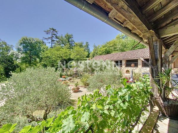 A vendre Propriété d'exception à 5minutes de Seissan avec son gite sur un terrain verdoyant et fleuri