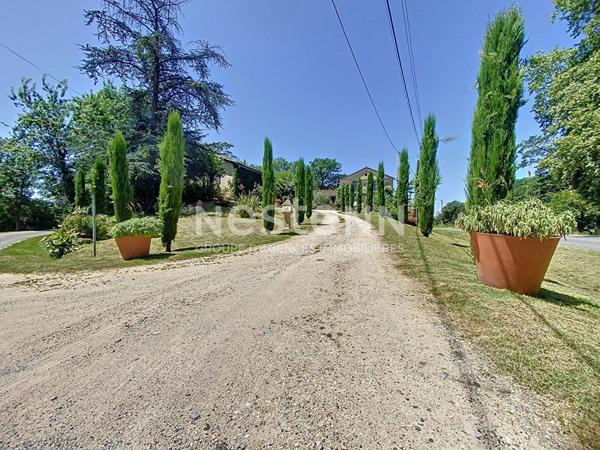 A vendre Propriété d'exception à 5minutes de Seissan avec son gite sur un terrain verdoyant et fleuri