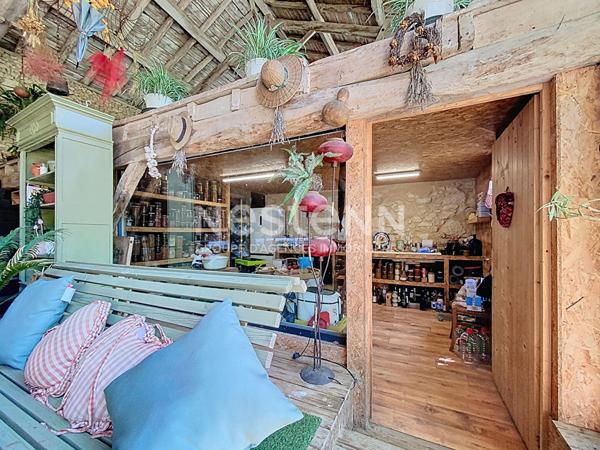 A vendre Propriété d'exception à 5minutes de Seissan avec son gite sur un terrain verdoyant et fleuri