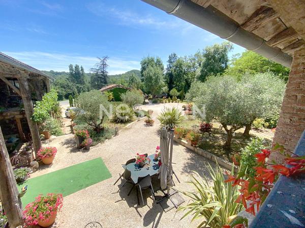 A vendre Propriété d'exception à 5minutes de Seissan avec son gite sur un terrain verdoyant et fleuri