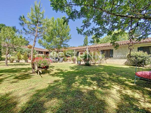 A vendre Propriété d'exception à 5minutes de Seissan avec son gite sur un terrain verdoyant et fleuri