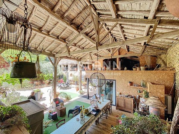 A vendre Propriété d'exception à 5minutes de Seissan avec son gite sur un terrain verdoyant et fleuri