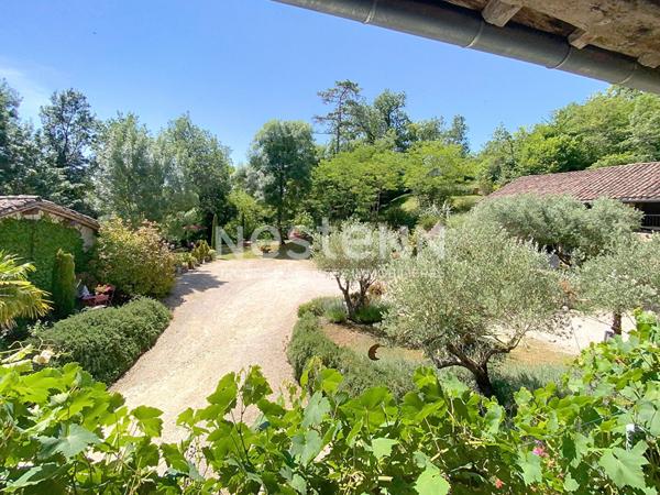 A vendre Propriété d'exception à 5minutes de Seissan avec son gite sur un terrain verdoyant et fleuri