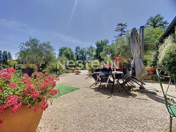 A vendre Propriété d'exception à 5minutes de Seissan avec son gite sur un terrain verdoyant et fleuri