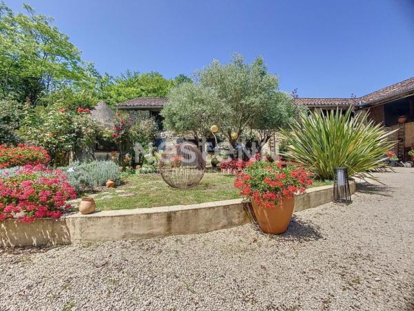 A vendre Propriété d'exception à 5minutes de Seissan avec son gite sur un terrain verdoyant et fleuri