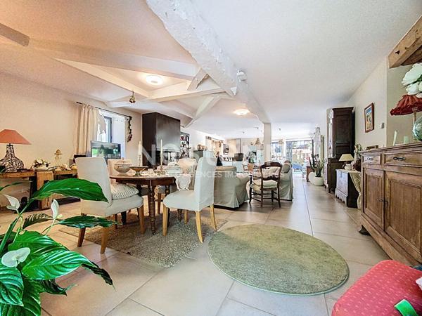 A vendre Propriété d'exception à 5minutes de Seissan avec son gite sur un terrain verdoyant et fleuri