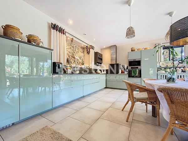 A vendre Propriété d'exception à 5minutes de Seissan avec son gite sur un terrain verdoyant et fleuri